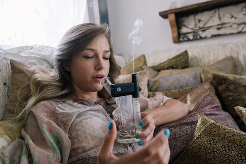 Person using the G Pen Connect concentrate vaporizer